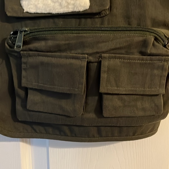 Vintage XXL White River Rmy Green Fly Shop Fly Fishing Vest with 2 lures. - Picture 4 of 13